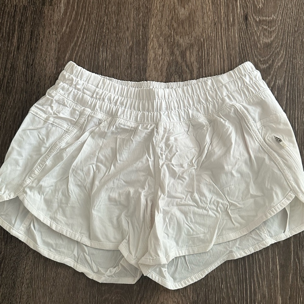 Lululemon short in white